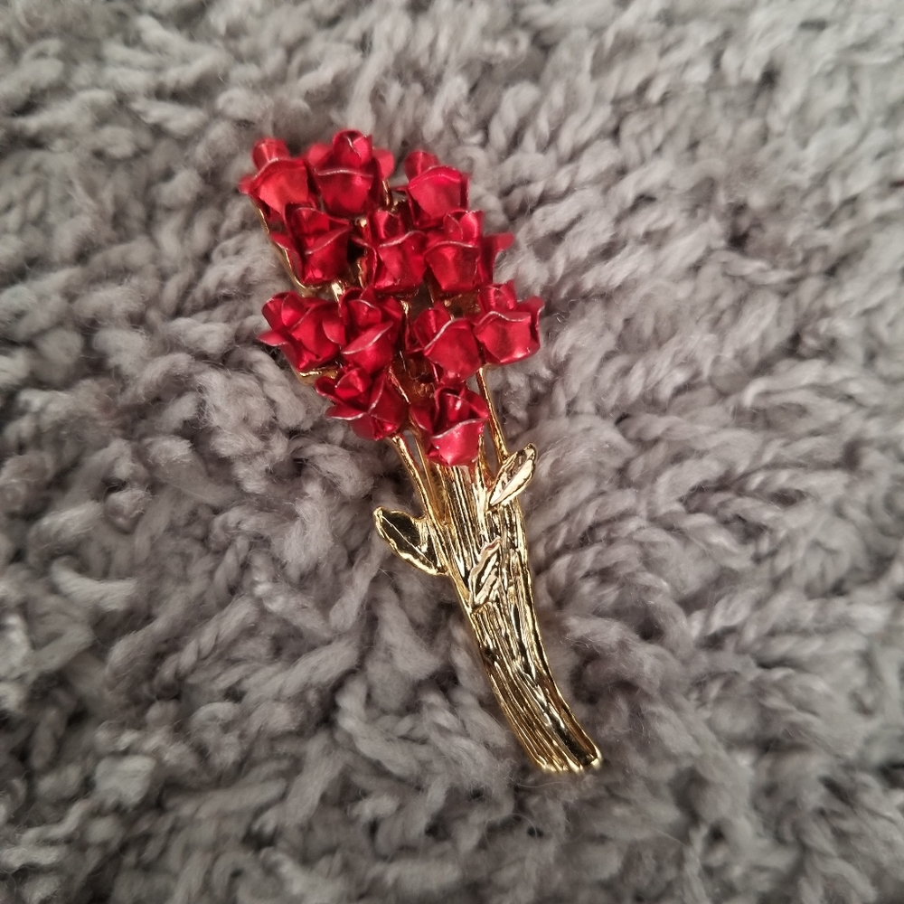 DM 97 Vintage Dozen Red Roses Gold Tone Brooch